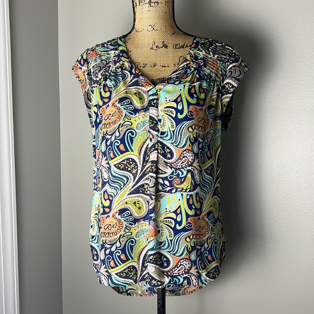 Daniel Rainn top size small